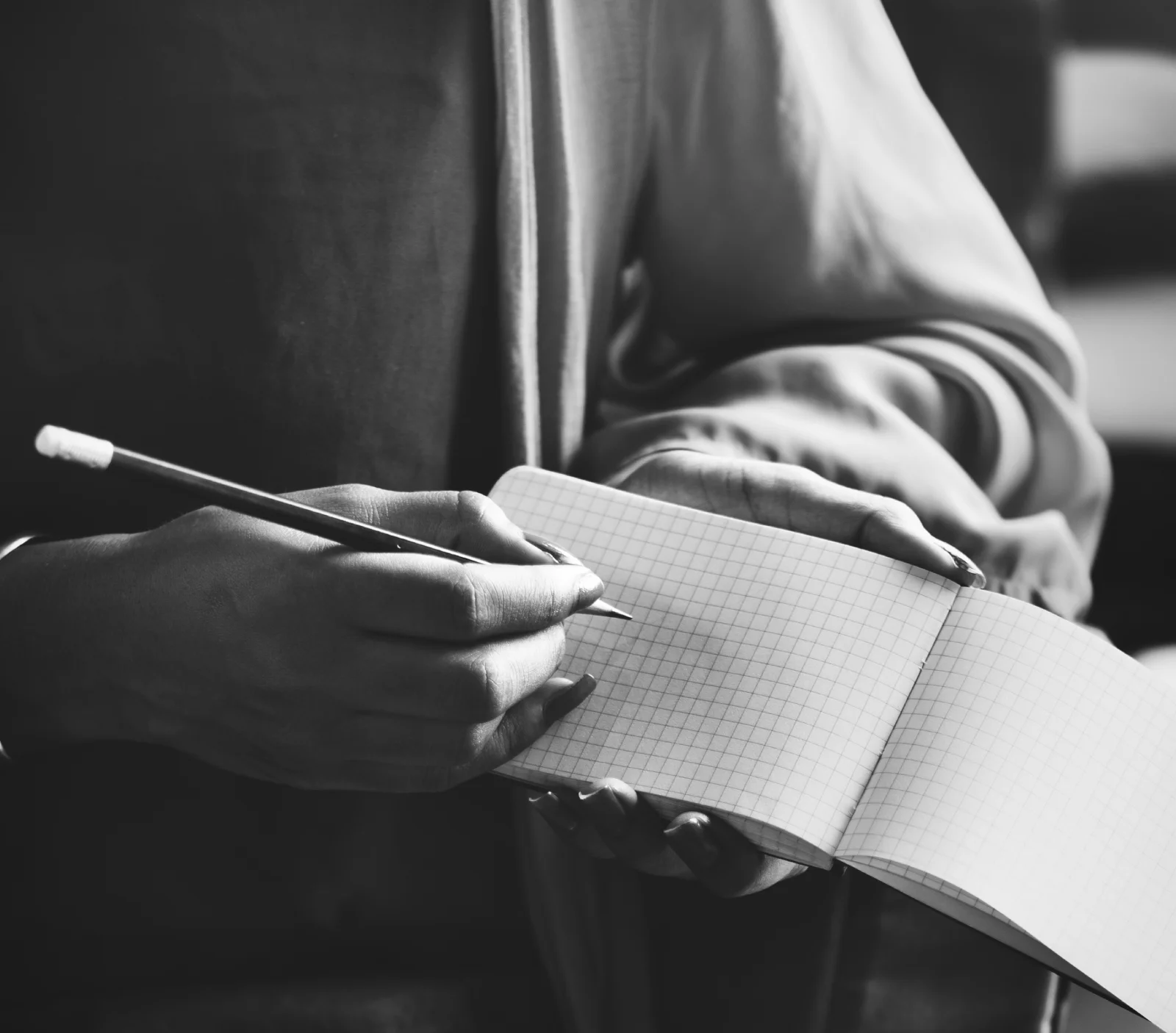 PI conducting a professional background check in NZ writing detailed investigation notes